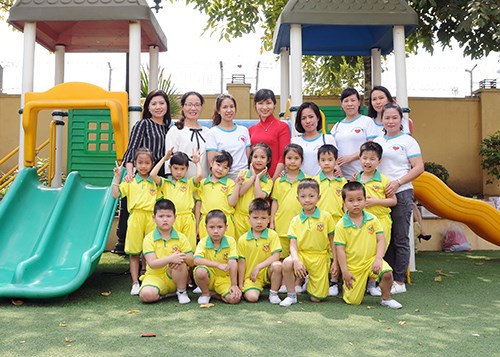 Các bé trường MN Phúc Đồng đạt giải Nhất trò chơi vận động trong Liên hoan “Chúng cháu vui khỏe” cấp Quận, năm học 2017 - 2018.